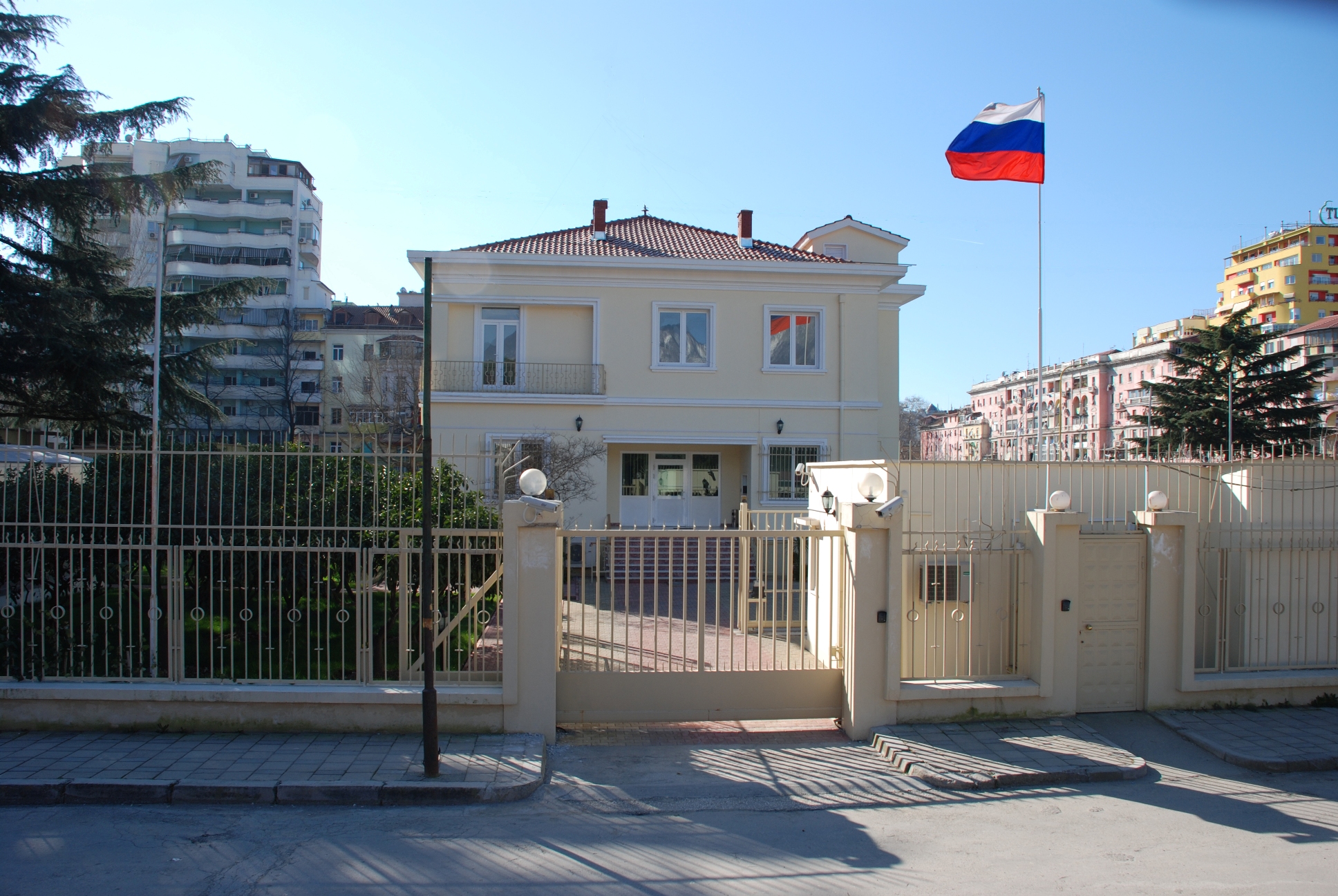 albaniya-obyavila-personoj-non-grata-rossijskogo-diplomata