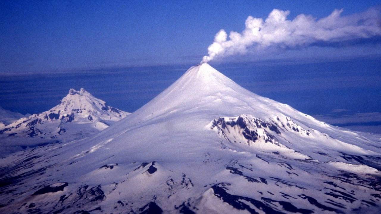 alyasku-tryaset-ot-izverzheniya-srazu-trekh-vulkanov