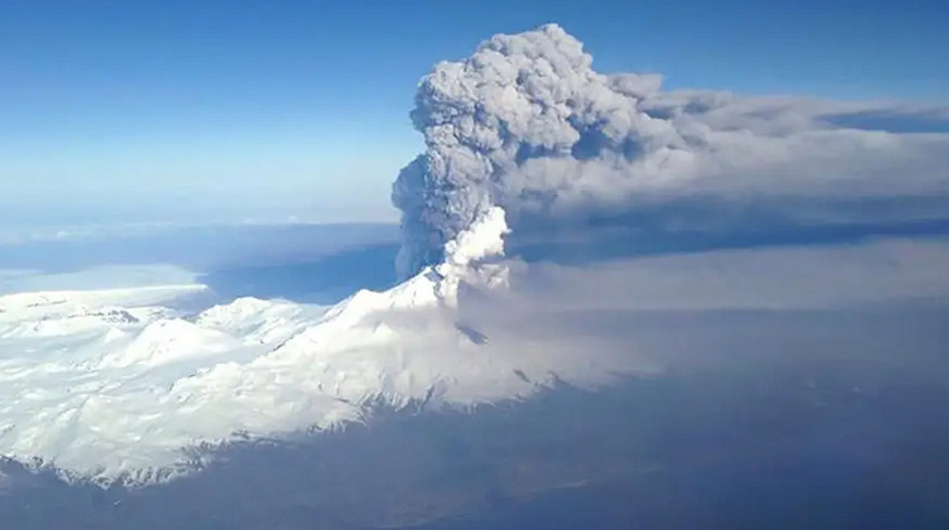 Аляску трясет от извержения сразу трех вулканов