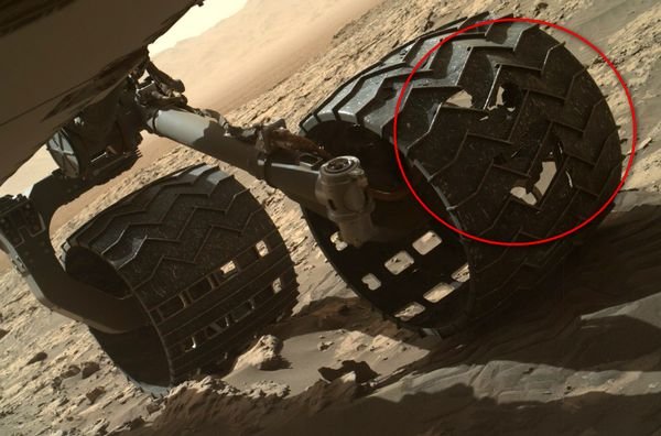 marsianskij-rover-curiosity-s-vetkhimi-kolesami-vzbiraetsya-na-_p69336