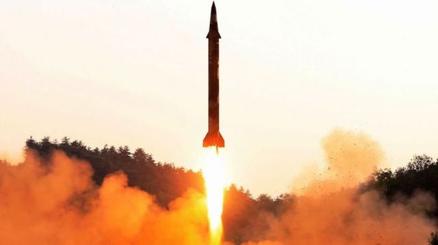 rakety-kndr-upali-v-ekonomicheskoj-zone-yaponii