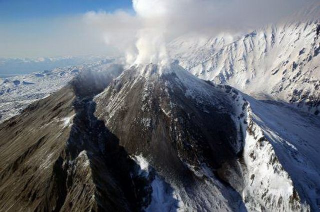 Россиянин сорвался с вулкана Толбачик на Камчатке на высоте 800 метров