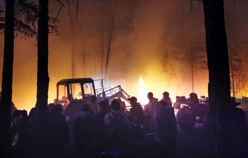 Тракторист, тушивший пожары в Якутии, заживо сгорел в кабине трактора