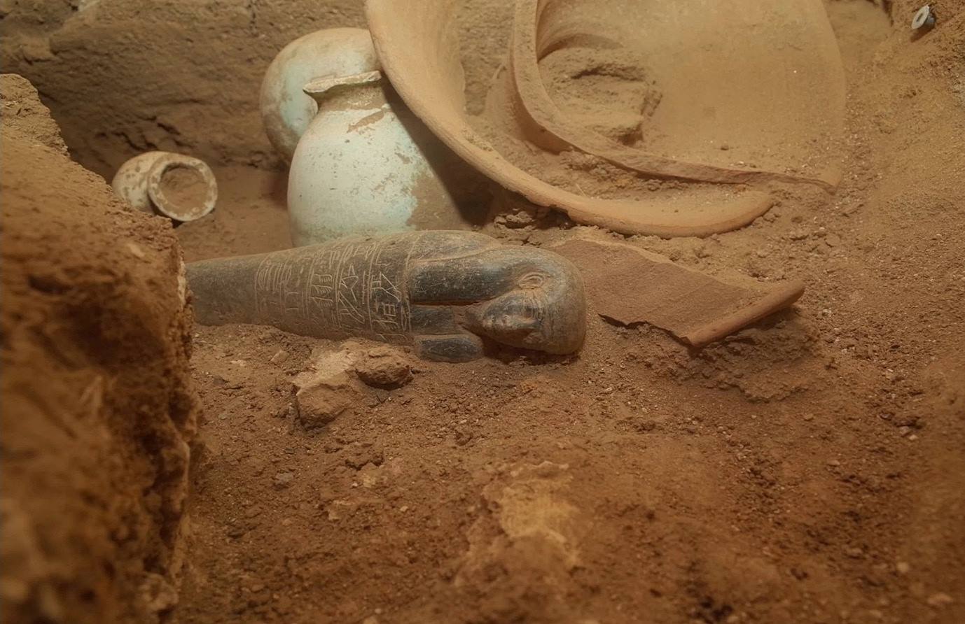 yazyk-iz-zolota_-arkheologi-obnaruzhili-v-egipte-unikalnuyu-mum_p32784