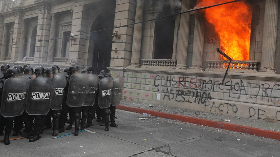 prezident-gvatemaly-obvinil-protestuyushchikh-v-popytke-gospere_p97522