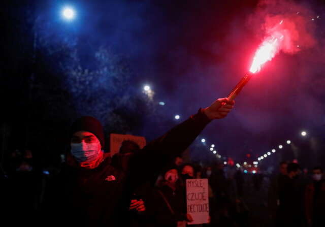 Протестующих в Варшаве разгоняли дубинками и слезоточивым газом