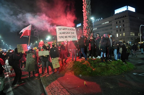 protestuyushchikh-v-varshave-razgonyali-dubinkami-i-slezotochiv_p80479