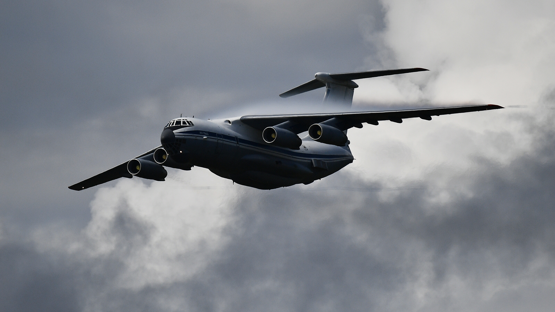 В Ереван прибыли самолеты с русскими миротворцами и БТР