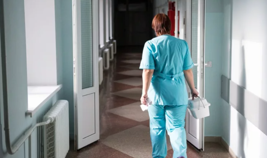 В Новосибирске таскавшую ребёнка за волосы медсестру отстранили от работы
