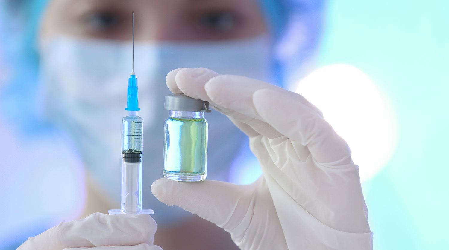 Вирусолог назвал категорию людей, которым не поможет вакцина от COVID-19