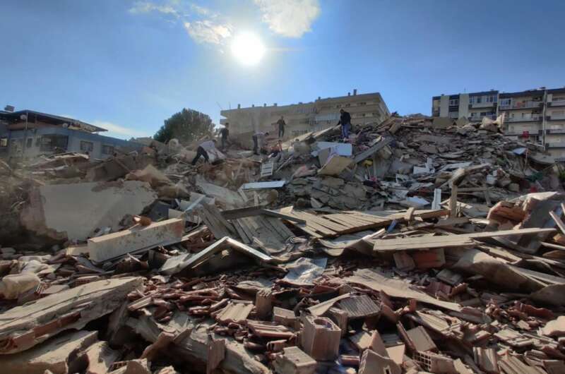 Землетрясение в Турции: десятки погибших и сотни раненных - количество жертв продолжает расти